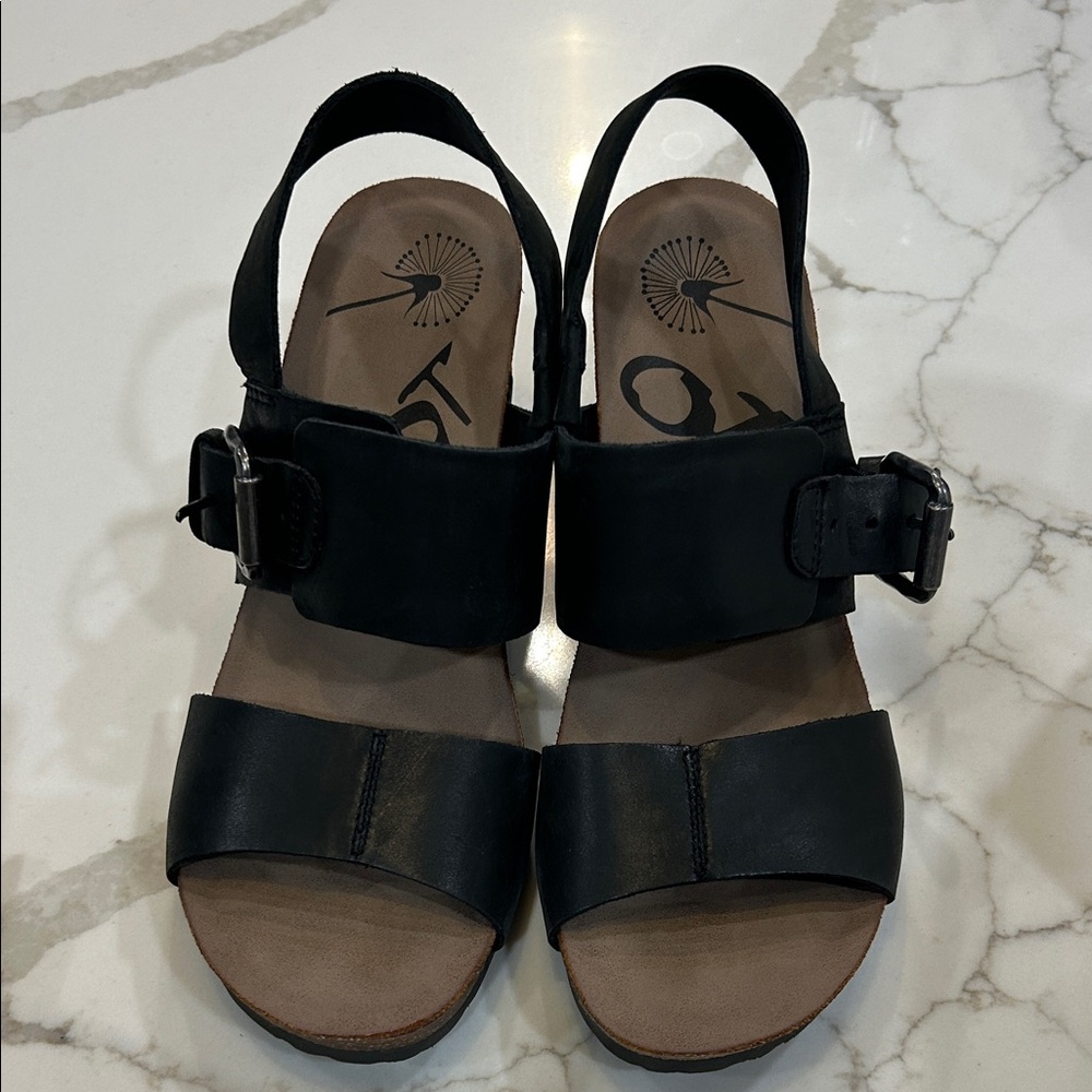 OTBT. Black Leather Sandals